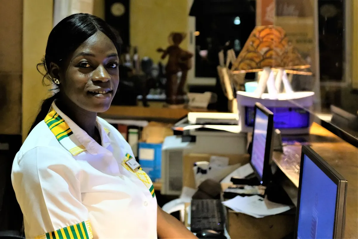 Réceptionniste souriante à l’accueil d’un hôtel d’Accra